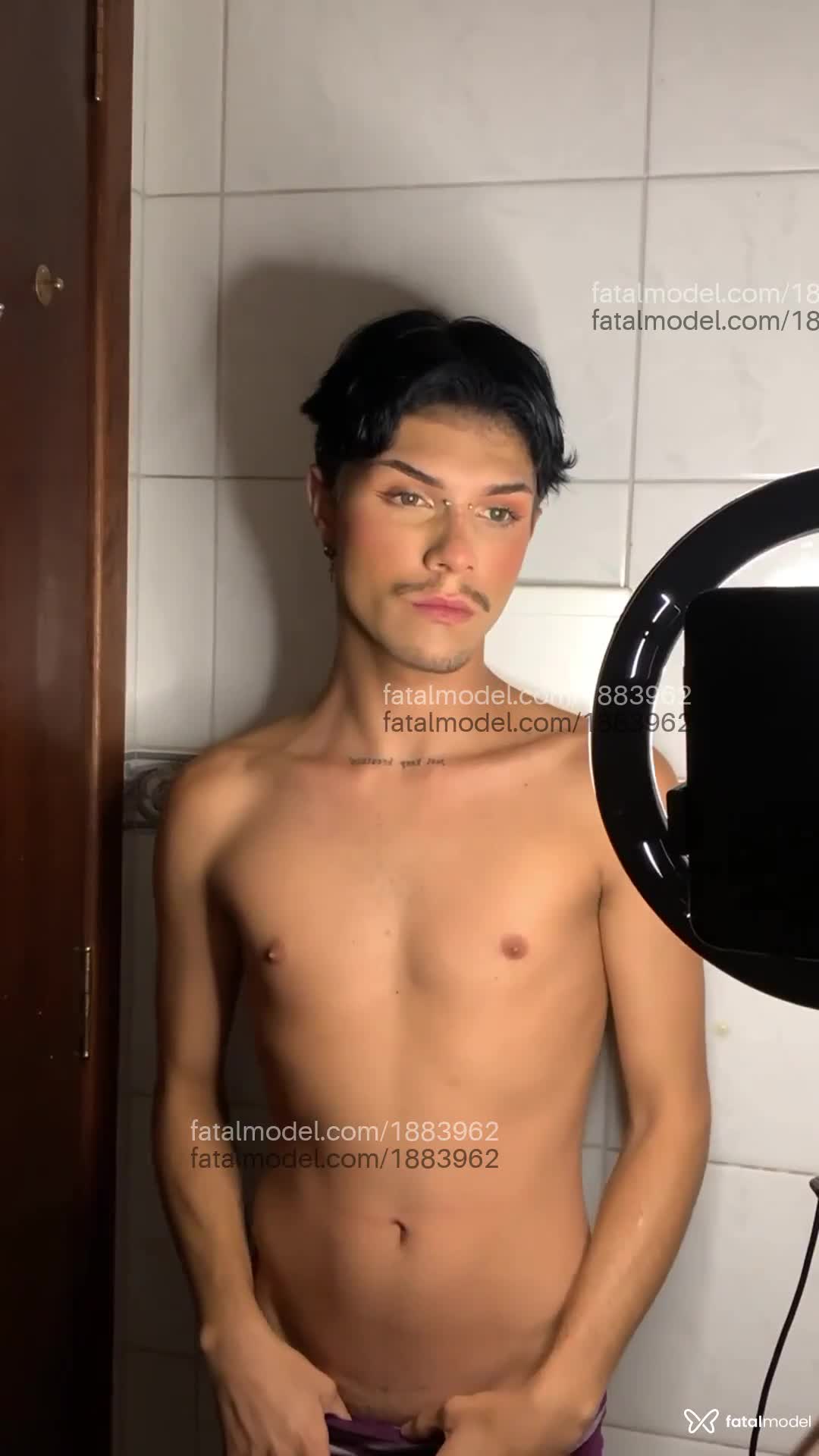 Acompanhante homem com cabelo colorido de olhos castanhos em Virtual Acompanhante homem com cabelo colorido de olhos castanhos em Virtual - Emerson
