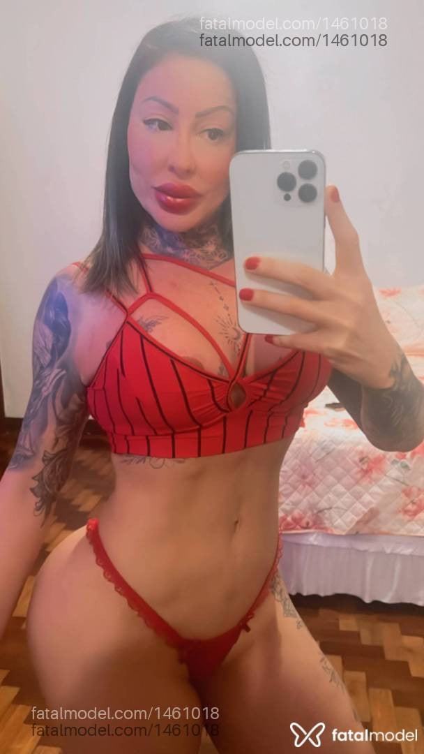 Acompanhante mulher loira (o) de olhos castanhos - Carla Becker