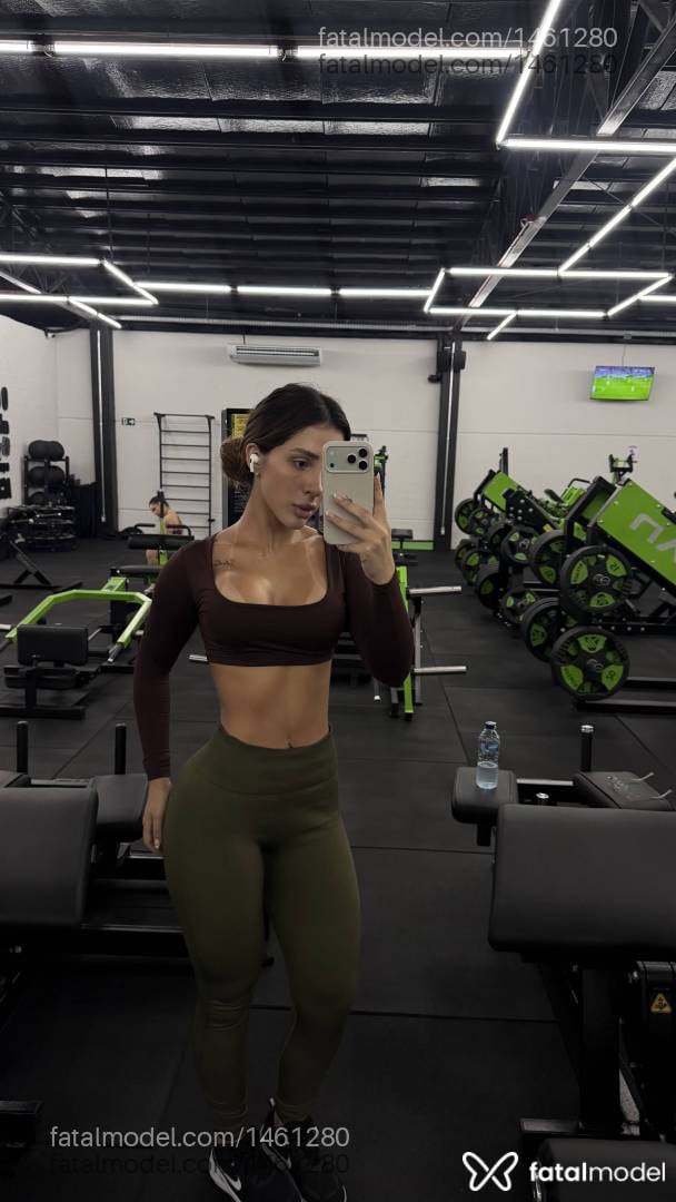 Acompanhante mulher morena (o) de olhos pretos - Jade Valentina