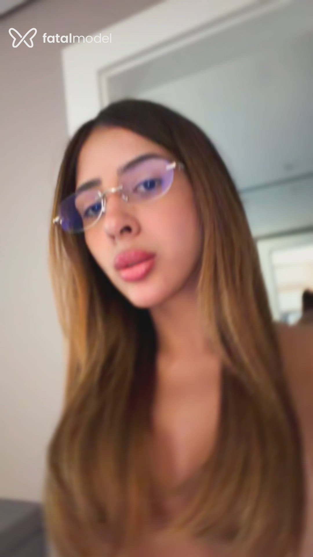 Acompanhante mulher morena (o) de olhos pretos - Angel