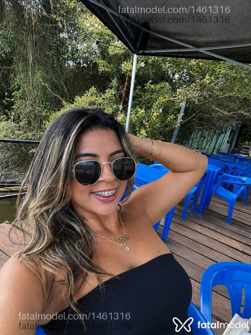 Acompanhante mulher loira (o) de olhos pretos em Querência - Thalia