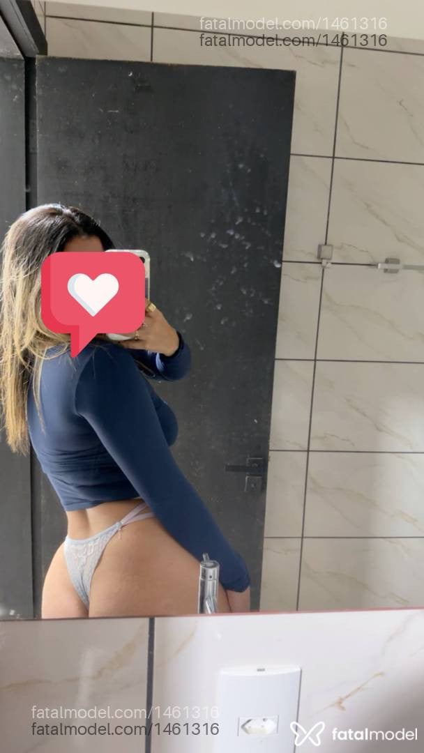 Acompanhante mulher loira (o) de olhos pretos - Thalia