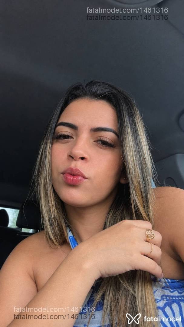Acompanhante mulher loira (o) de olhos pretos - Thalia