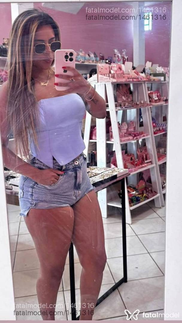 Acompanhante mulher loira (o) de olhos pretos - Thalia