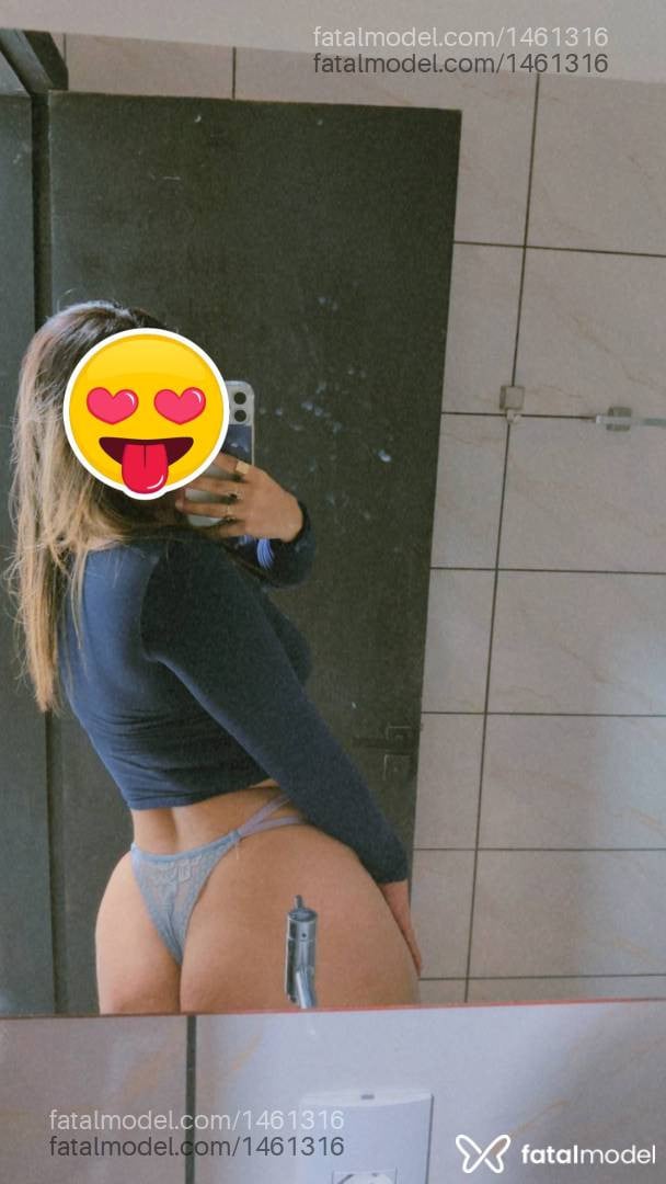 Acompanhante mulher loira (o) de olhos pretos - Thalia