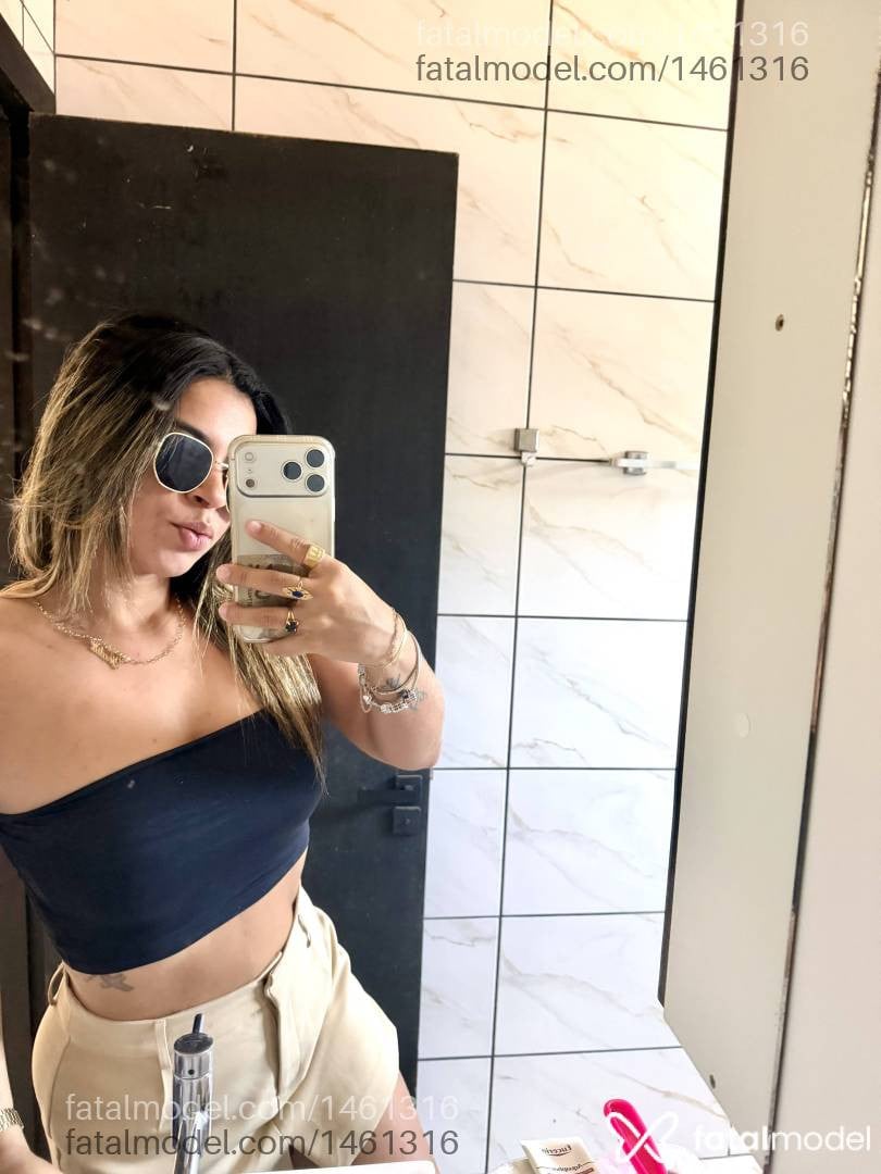 Acompanhante mulher loira (o) de olhos pretos - Thalia