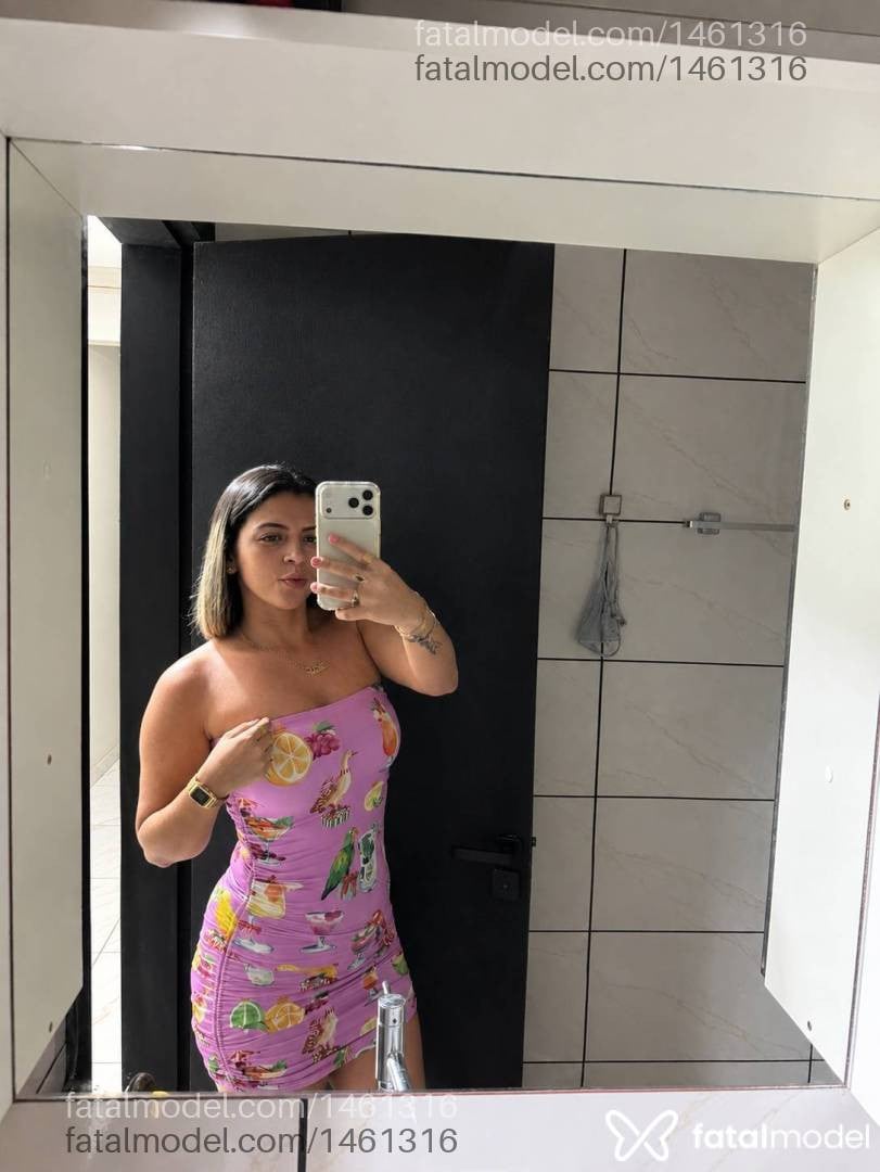 Acompanhante mulher loira (o) de olhos pretos - Thalia