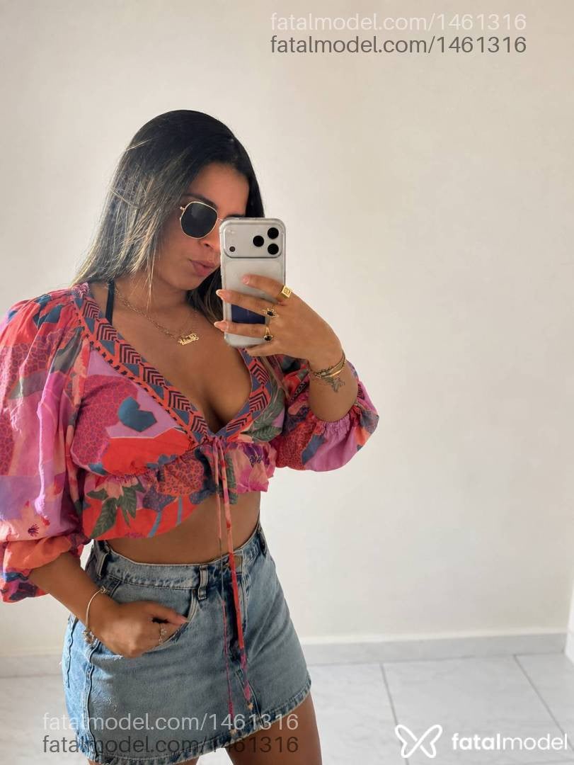 Acompanhante mulher loira (o) de olhos pretos - Thalia