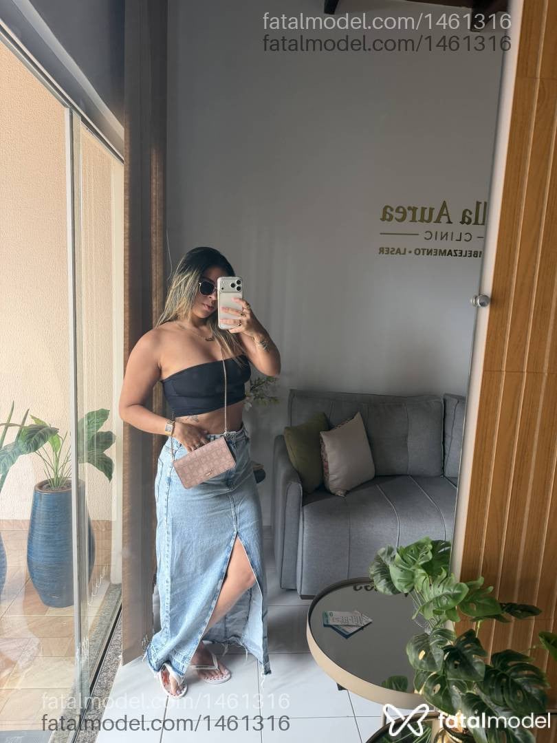 Acompanhante mulher loira (o) de olhos pretos - Thalia