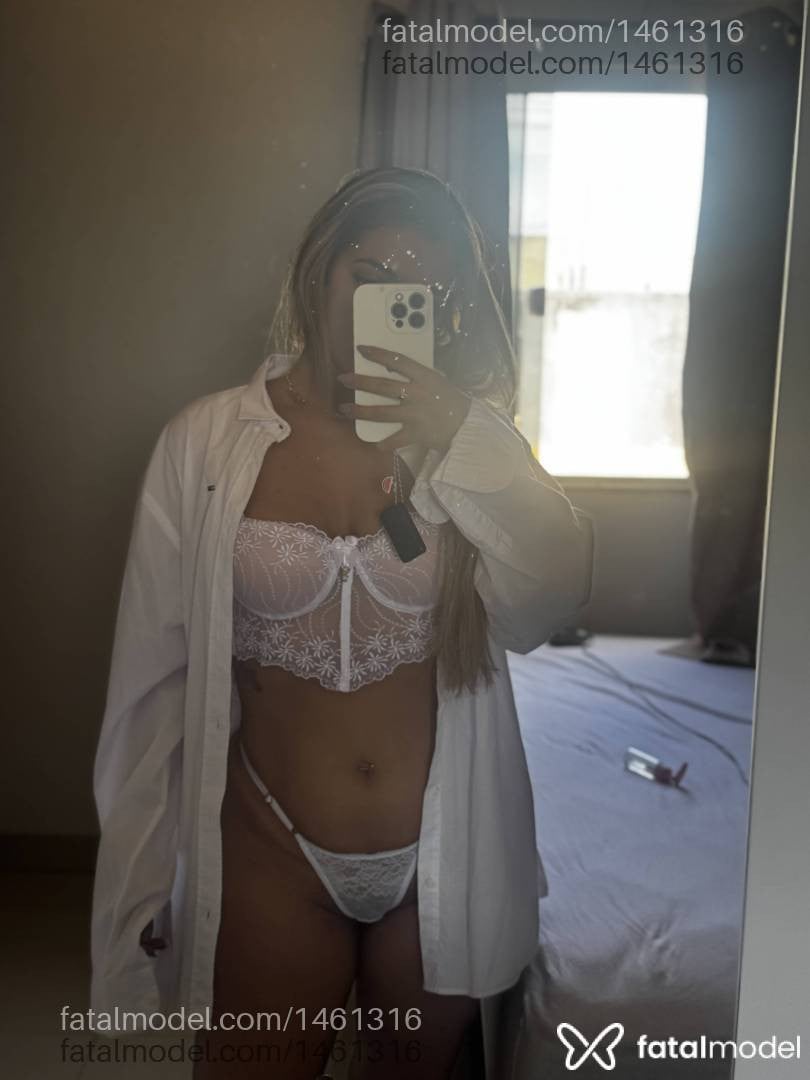 Acompanhante mulher loira (o) de olhos pretos - Thalia