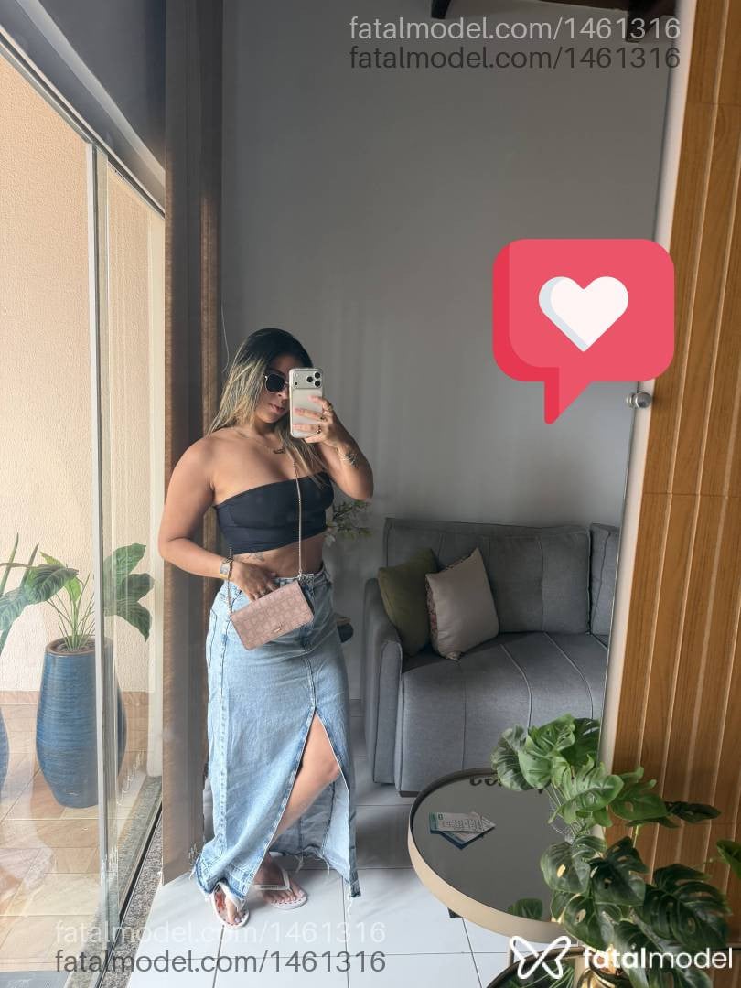 Acompanhante mulher loira (o) de olhos pretos - Thalia