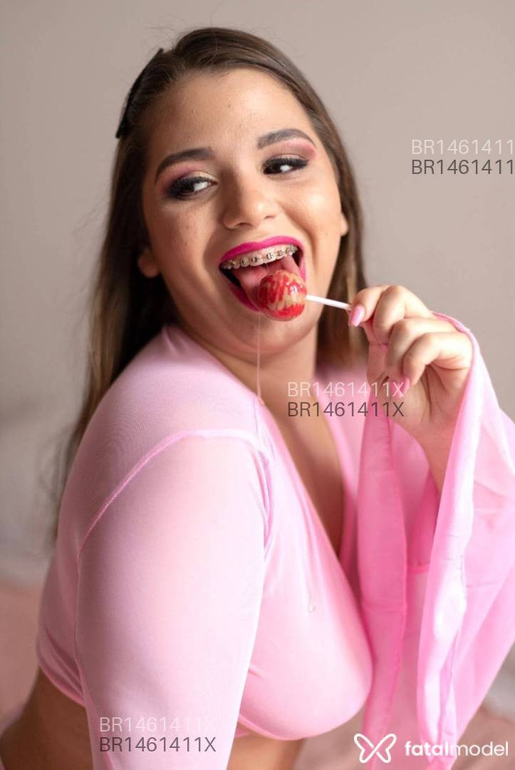 Acompanhante mulher loira (o) de olhos castanhos - Lavínia