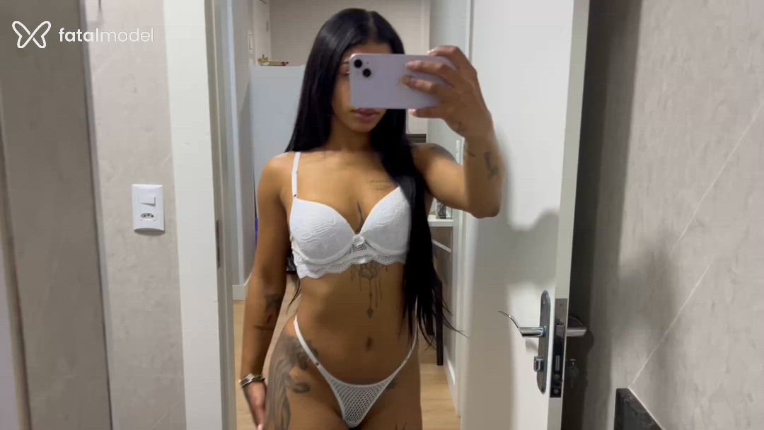 Acompanhante mulher morena (o) de olhos castanhos - Dhully Fontura