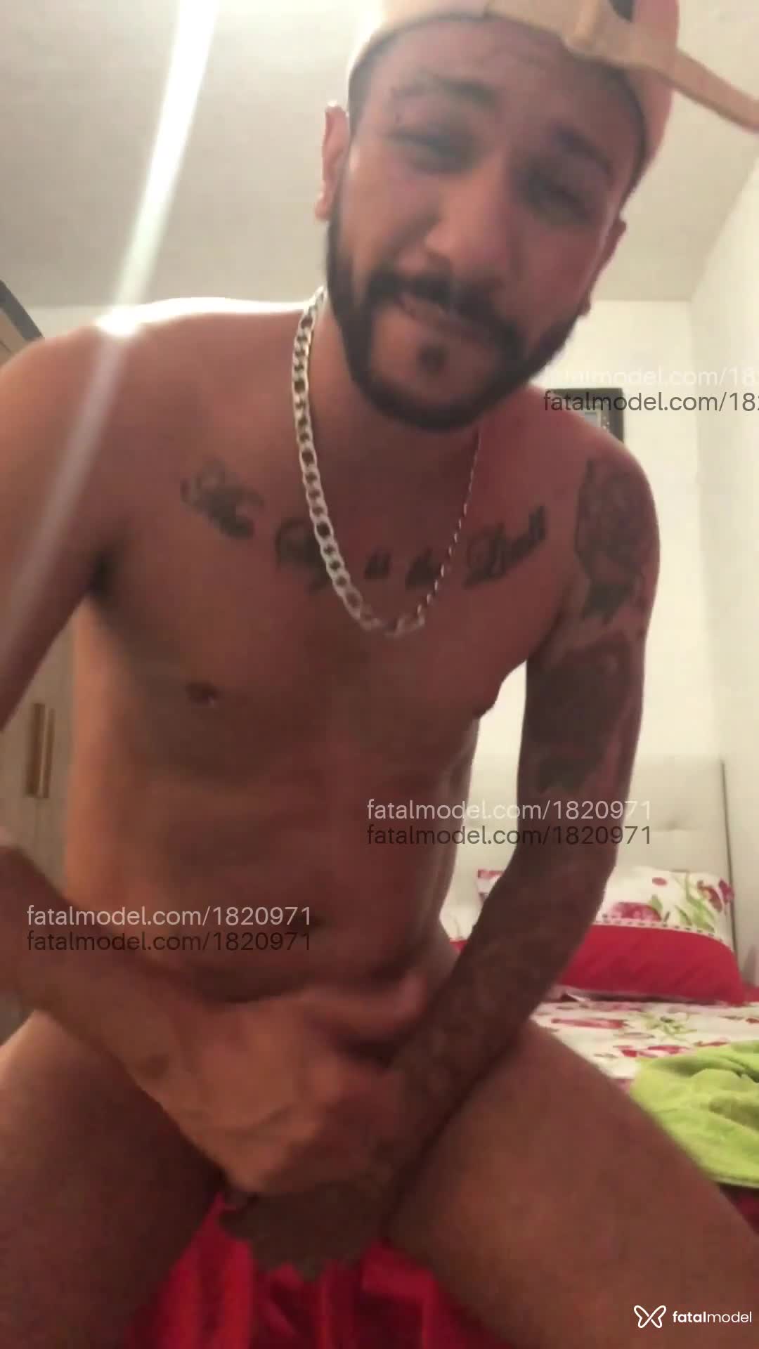Acompanhante homem com cabelo castanho de olhos pretos - Erick Silva Acompanhante homem com cabelo castanho de olhos pretos - Erick Silva