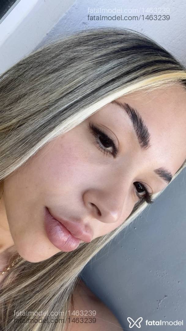 Acompanhante mulher loira (o) de olhos pretos - Mirella