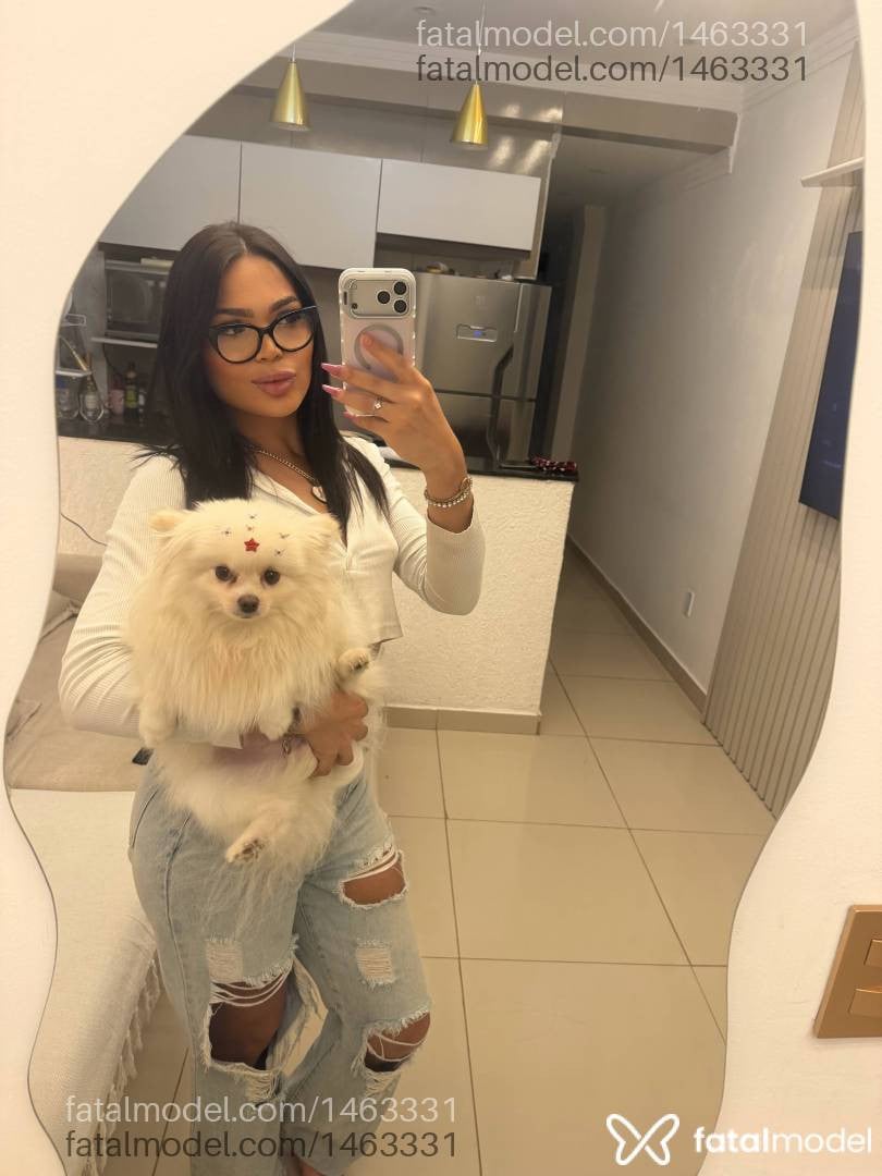 Acompanhante mulher trans com cabelo castanho de olhos castanhos - Mirella Müller