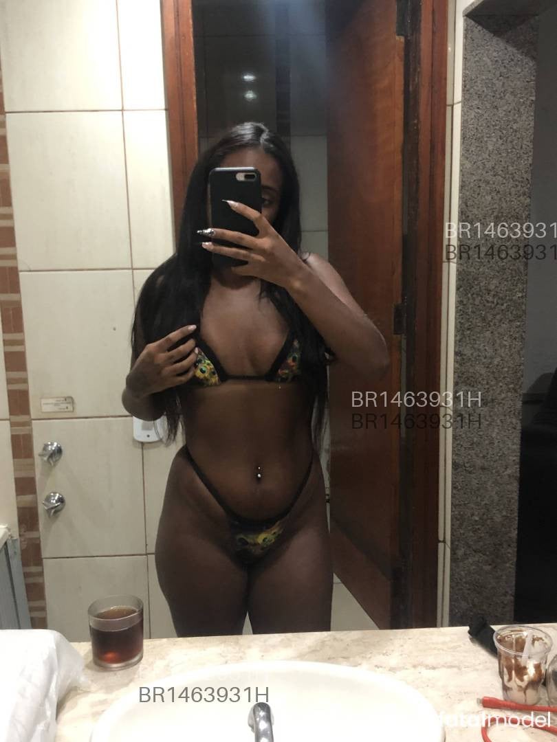 Acompanhante mulher com cabelo castanho de olhos pretos em Rio de Janeiro Acompanhante mulher com cabelo castanho de olhos pretos em Rio de Janeiro - Mikaella