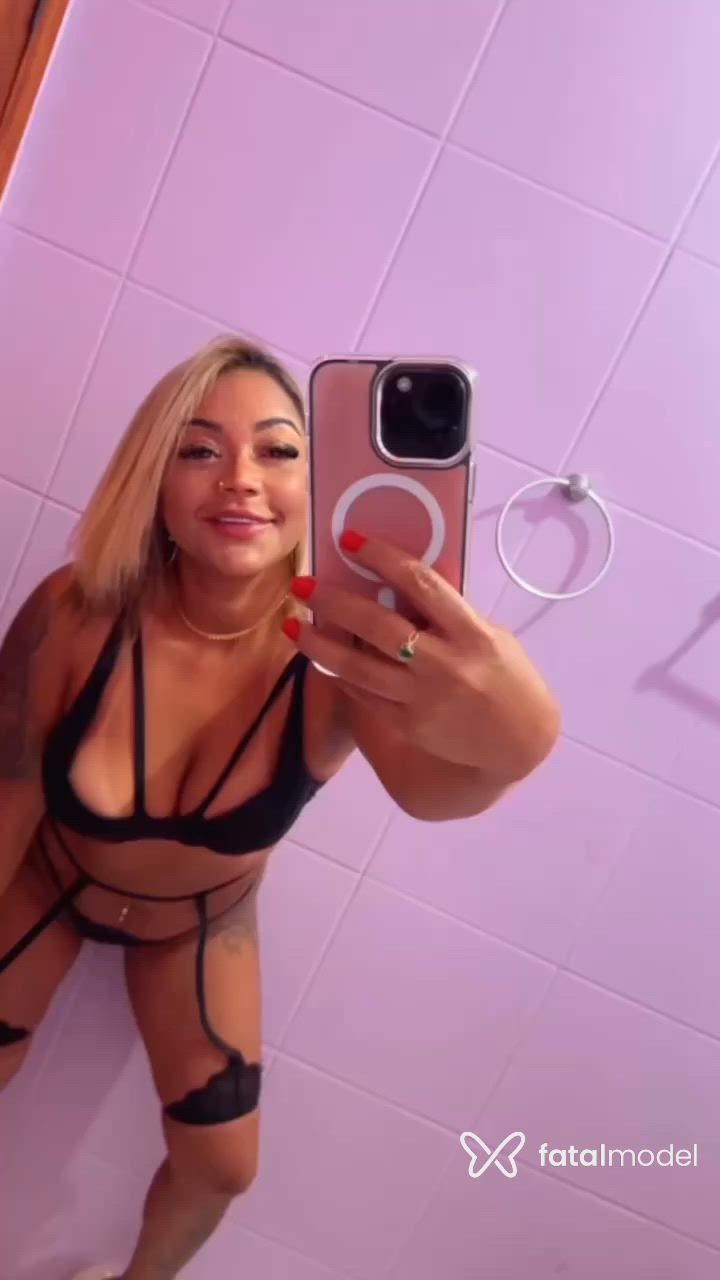 Acompanhante mulher loira (o) de olhos castanhos - Vivi Lima