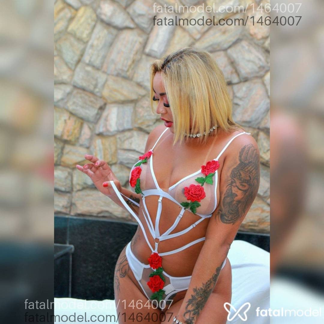 Acompanhante mulher loira (o) de olhos castanhos - Vivi Lima