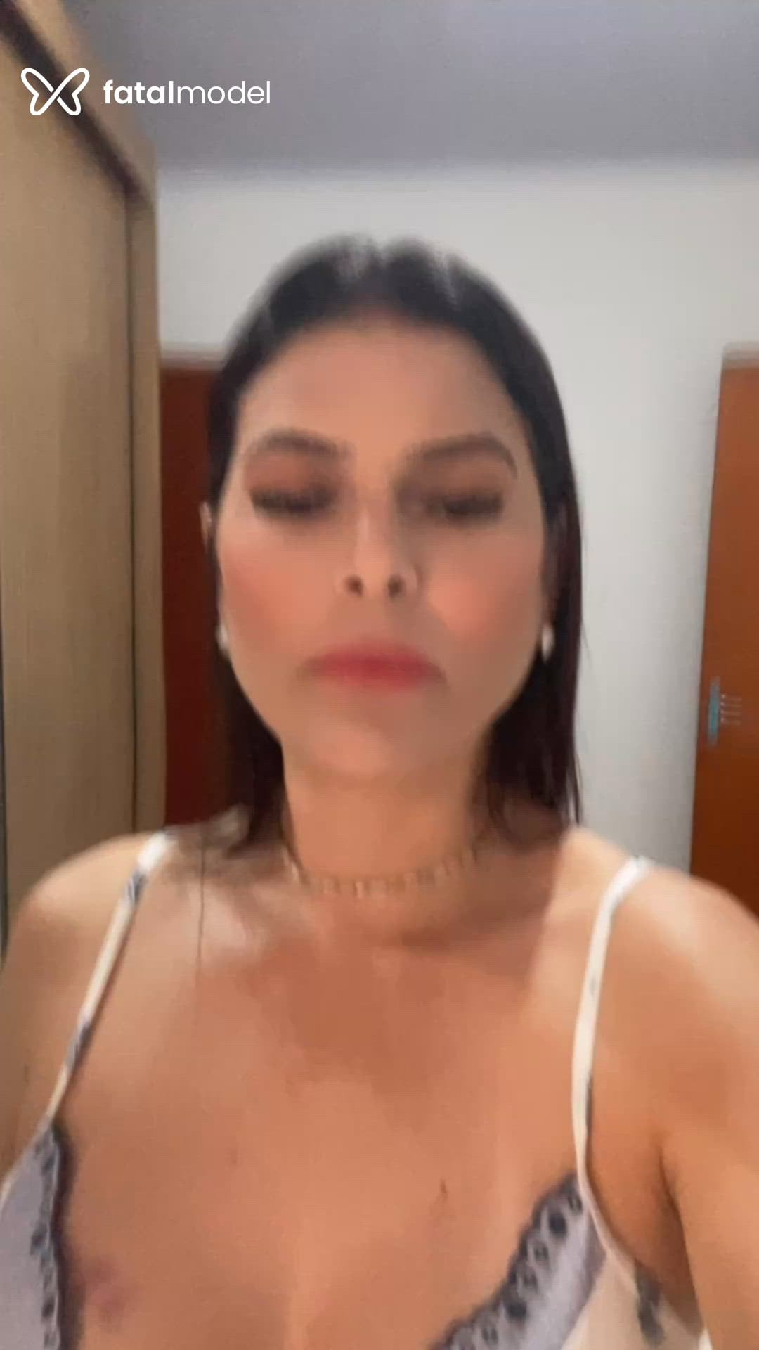 Acompanhante mulher com cabelo castanho de olhos castanhos - Nicole Mendes Acompanhante mulher com cabelo castanho de olhos castanhos - Nicole Mendes