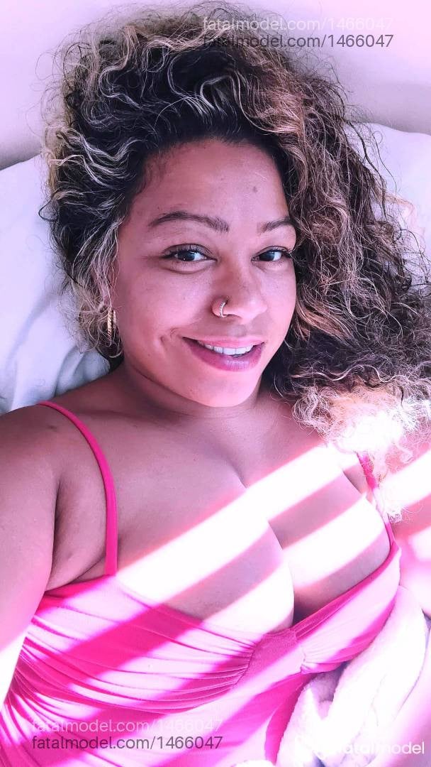 Acompanhante mulher com cabelo colorido de olhos castanhos em São João da Boa Vista - Luna Aguiar