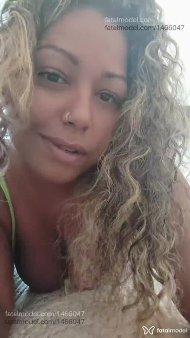 Acompanhante mulher com cabelo colorido de olhos castanhos - Luna Aguiar