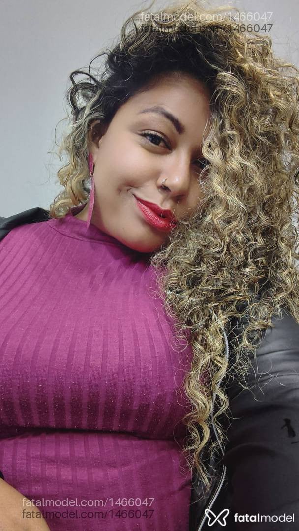 Acompanhante mulher com cabelo colorido de olhos castanhos - Luna Aguiar