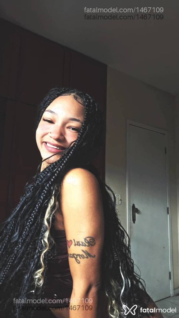 Acompanhante mulher com cabelo castanho de olhos castanhos em Macaé - Louise Queiroz