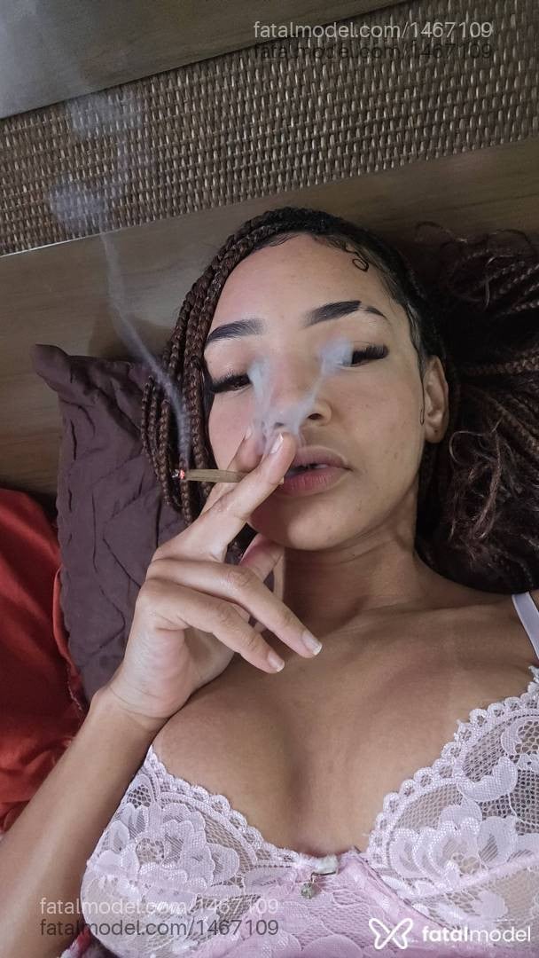 Acompanhante mulher com cabelo castanho de olhos castanhos - Louise Queiroz