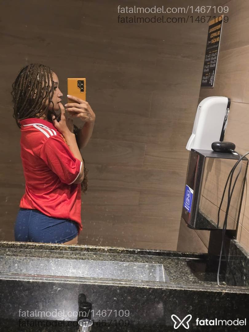 Acompanhante mulher com cabelo castanho de olhos castanhos - Louise Queiroz