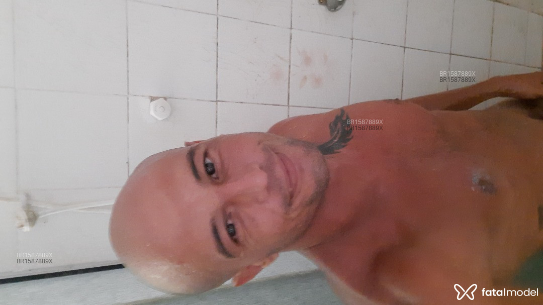 Acompanhante homem sem cabelo de olhos castanhos em Garopaba - Edgar