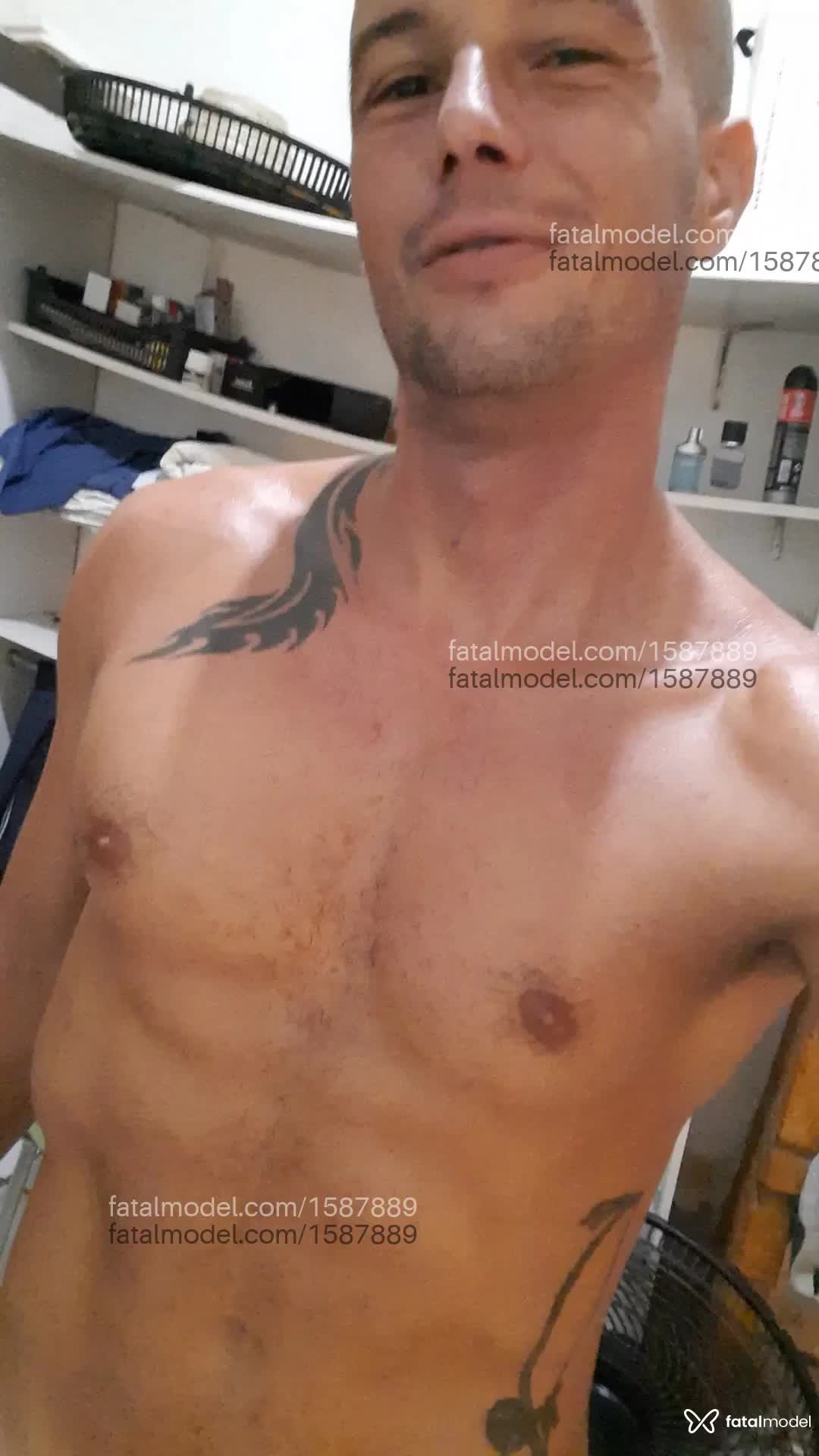 Acompanhante homem sem cabelo de olhos castanhos em Garopaba - Edgar