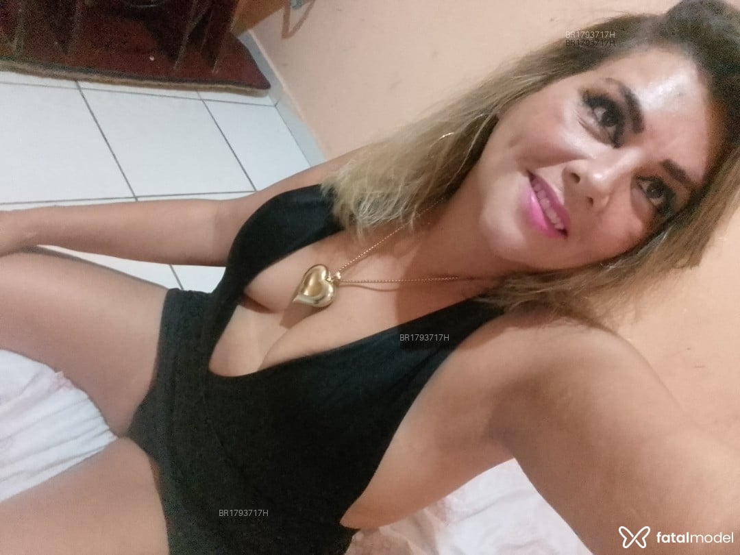 Acompanhante mulher loira (o) de olhos castanhos - Cris Martins