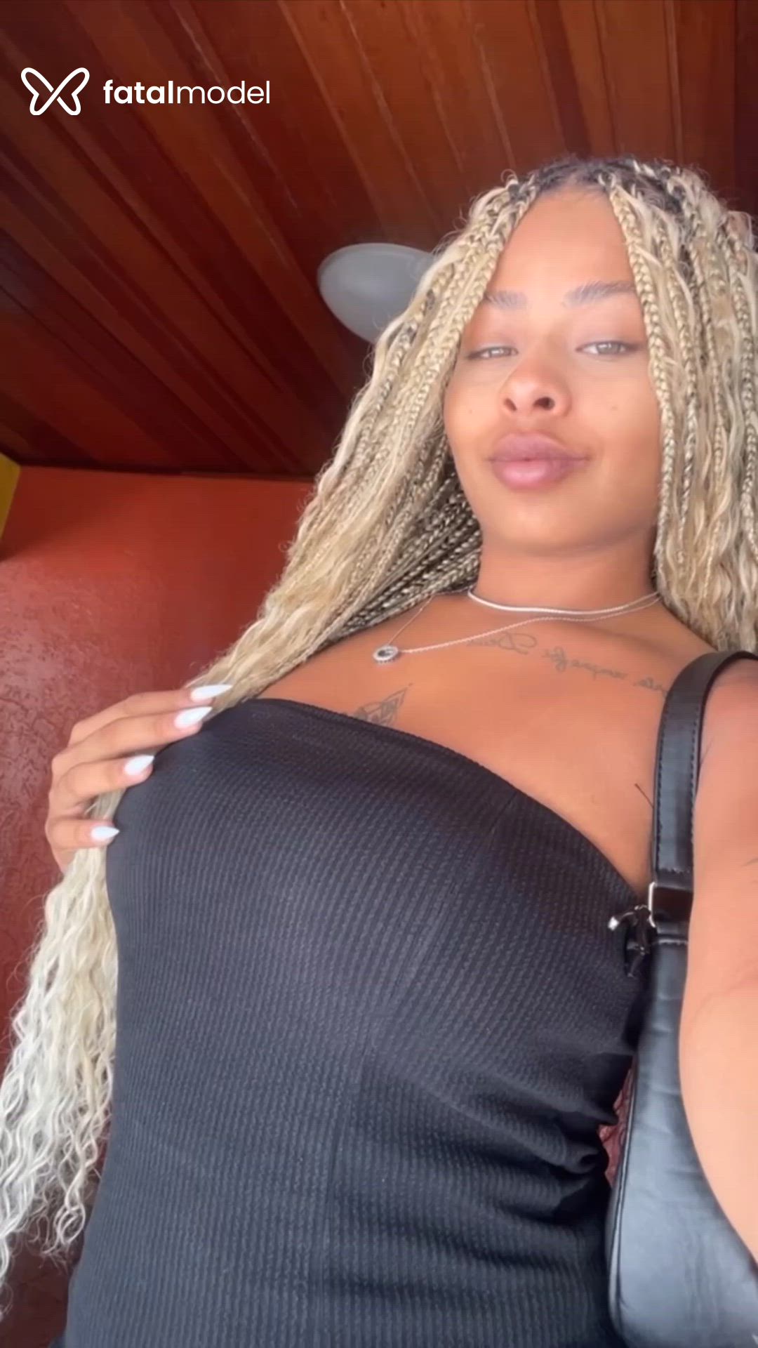 Acompanhante mulher com cabelo castanho de olhos verdes - Carol
