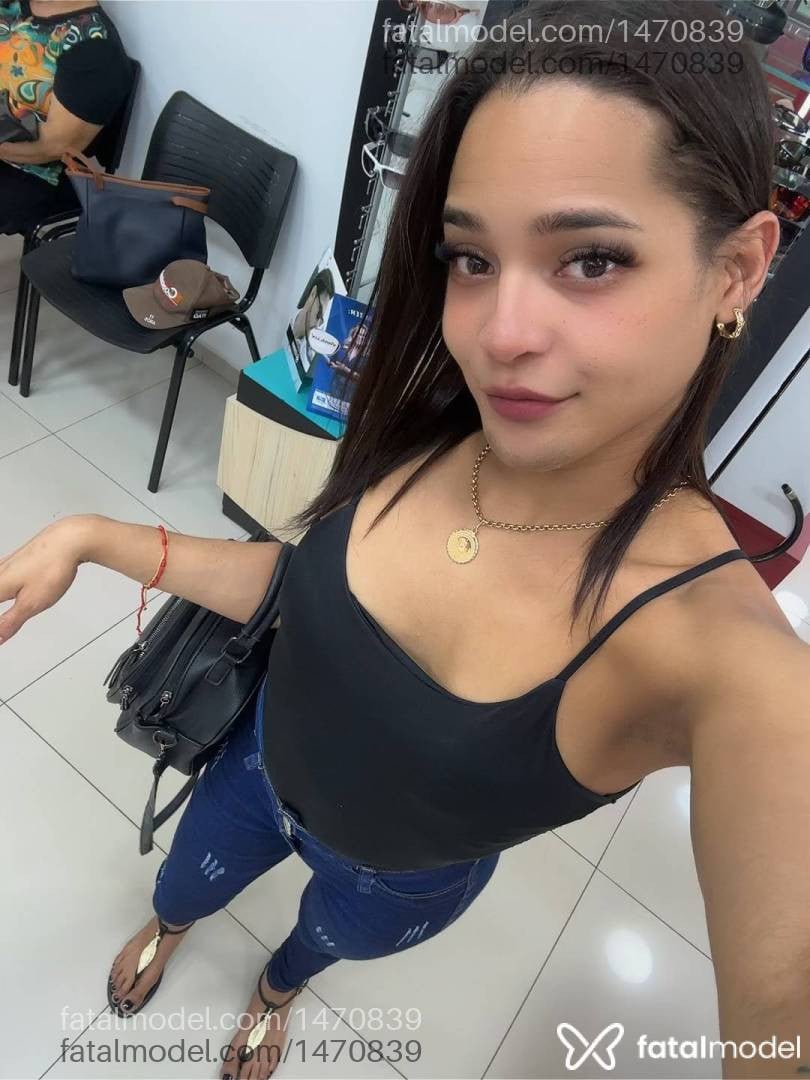 Acompanhante mulher trans morena (o) de olhos pretos - Aria Mena