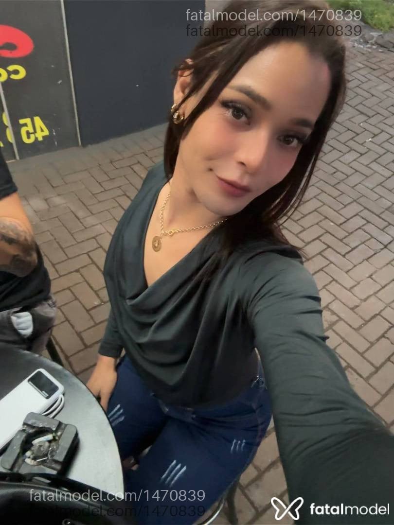 Acompanhante mulher trans morena (o) de olhos pretos - Aria Mena