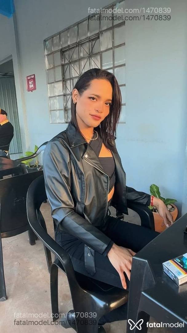 Acompanhante mulher trans morena (o) de olhos pretos - Aria Mena
