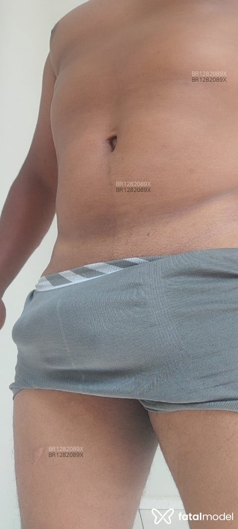 Acompanhante homem morena (o) de olhos castanhos em Uberlândia - Preto