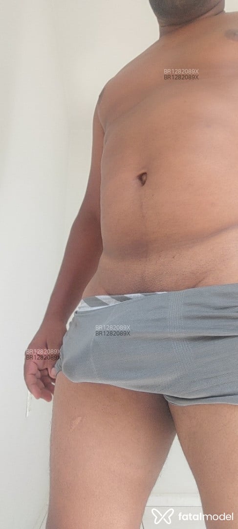 Acompanhante homem morena (o) de olhos castanhos em Uberlândia - Preto