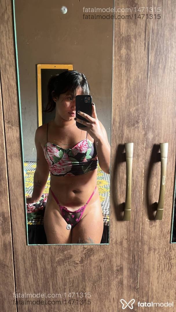 Acompanhante mulher trans morena (o) de olhos pretos - Agatha