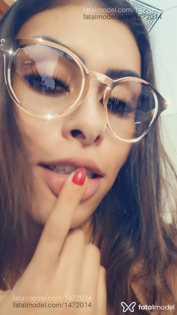 Acompanhante mulher com cabelo castanho de olhos castanhos - Júlia