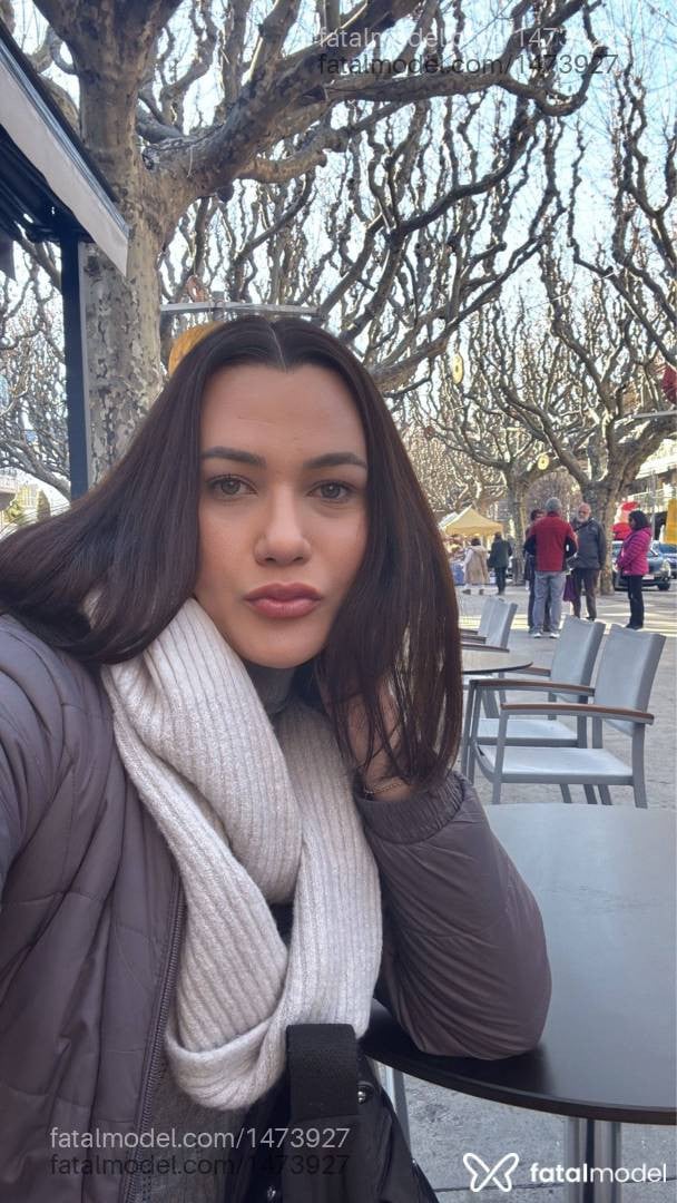 Acompanhante mulher trans com cabelo castanho de olhos verdes em Virtual - Bia Cortez Dtda