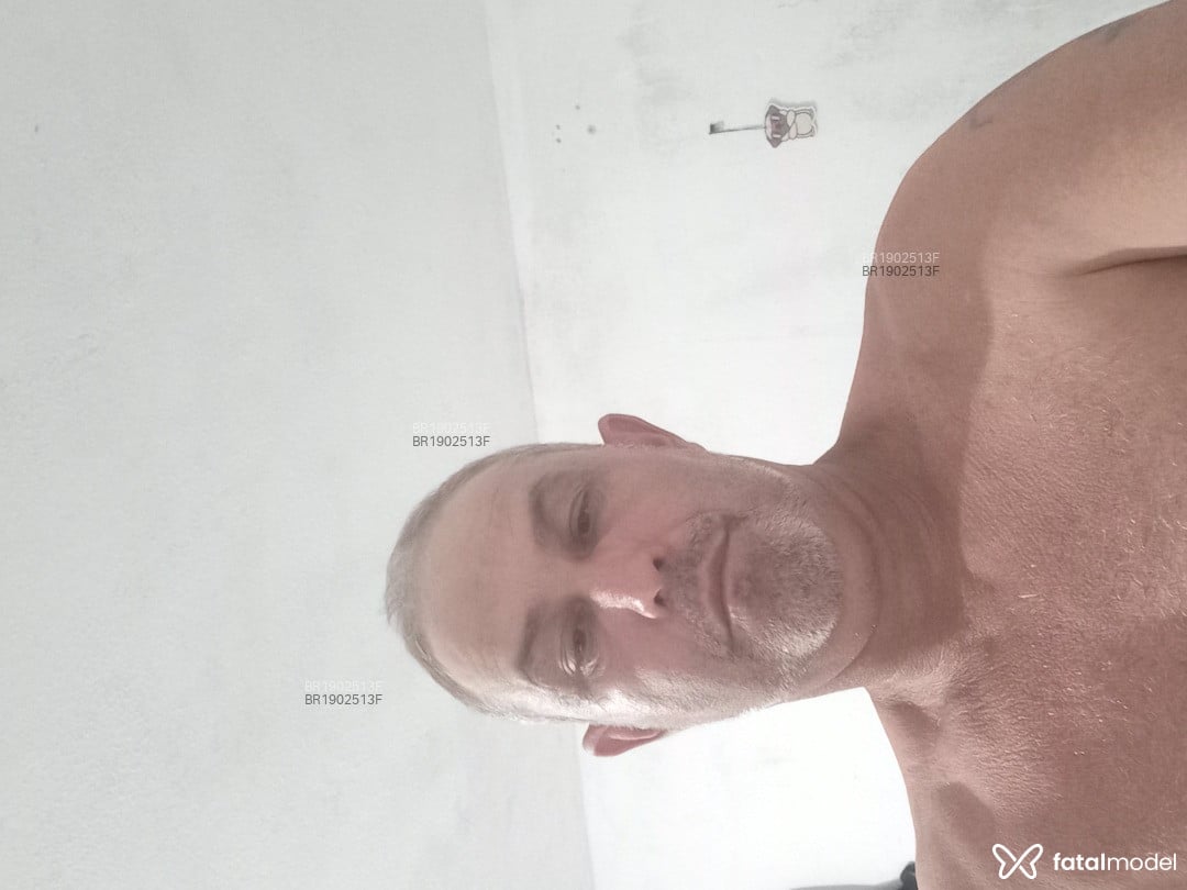 Acompanhante homem com cabelo castanho de olhos castanhos em São Francisco do Sul - souza