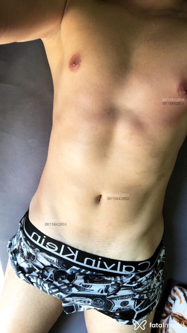 Acompanhante homem morena (o) de olhos castanhos em São João Batista - Mngstar