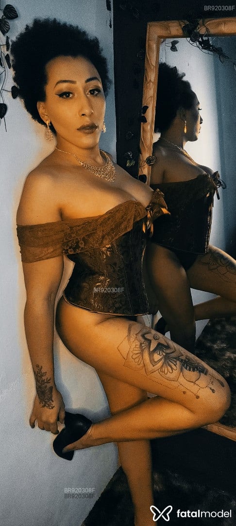 Acompanhante mulher trans com cabelo castanho de olhos castanhos em Porto Alegre - Negra Domme