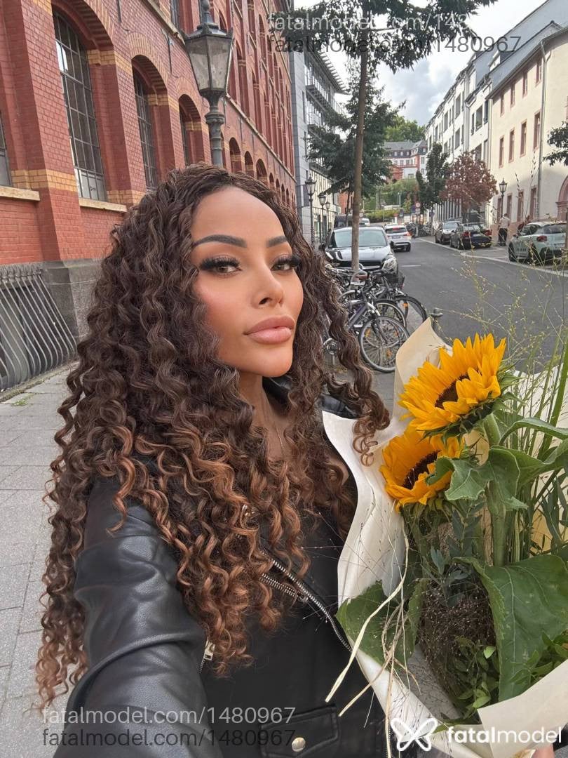 Acompanhante mulher morena (o) de olhos verdes - Anastácia Louise