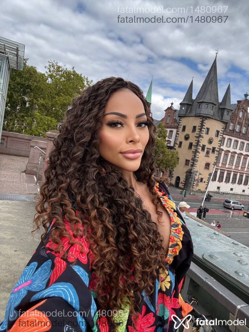 Acompanhante mulher morena (o) de olhos verdes - Anastácia Louise