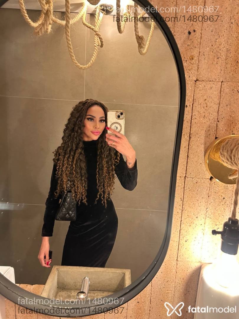 Acompanhante mulher morena (o) de olhos verdes - Anastácia Louise