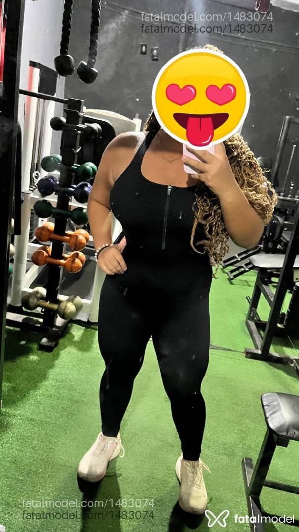 Acompanhante mulher loira (o) de olhos pretos - Yara