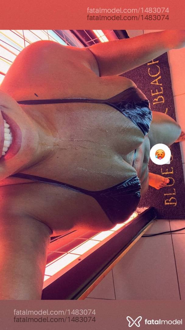 Acompanhante mulher loira (o) de olhos pretos - Yara